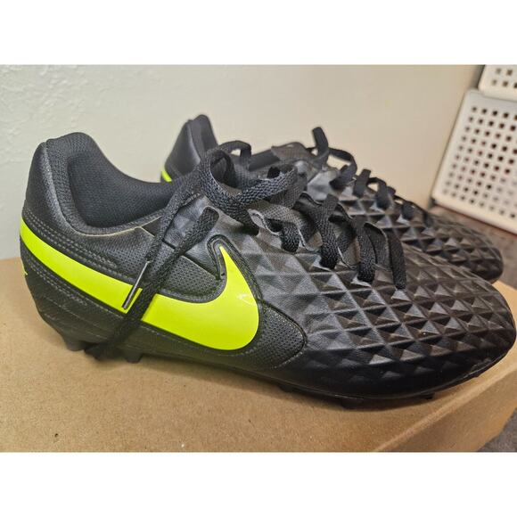 Nike Kids Soccer Cleats Size 6Y Tiempo Legend 8 Club FG MG‎ PS Black AT5881-070 - Picture 1 of 5